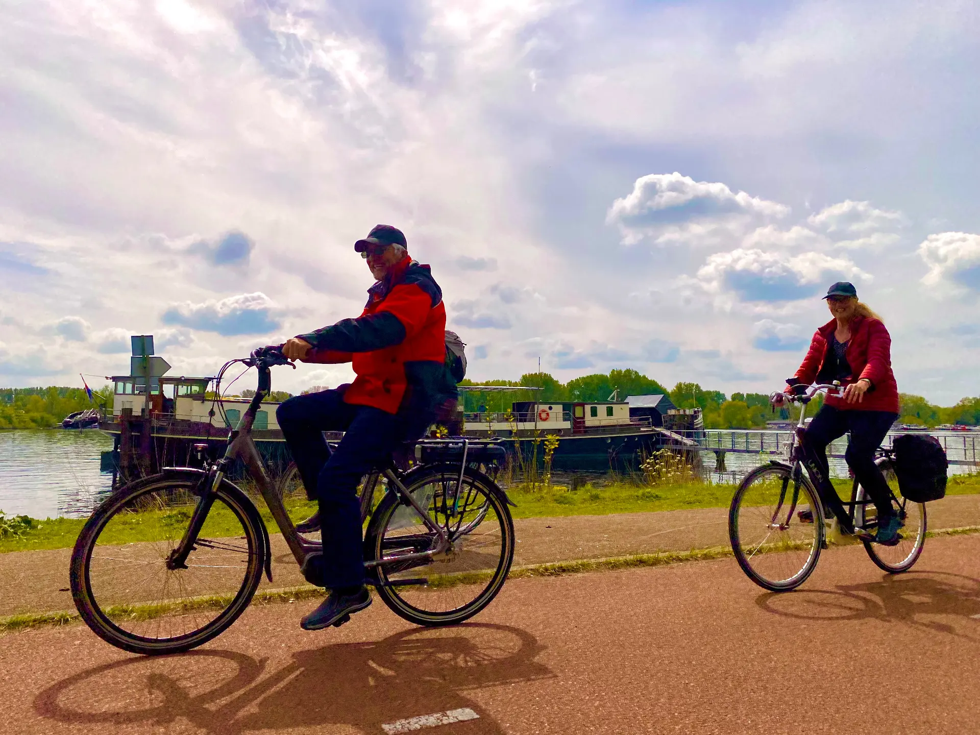 Radfahren während einer Rad- und Schiffsreise in den Niederlanden